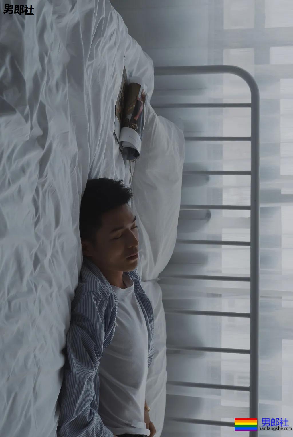 干净帅气的白衬衫男孩，看一眼就想带回家！ - 51虹马