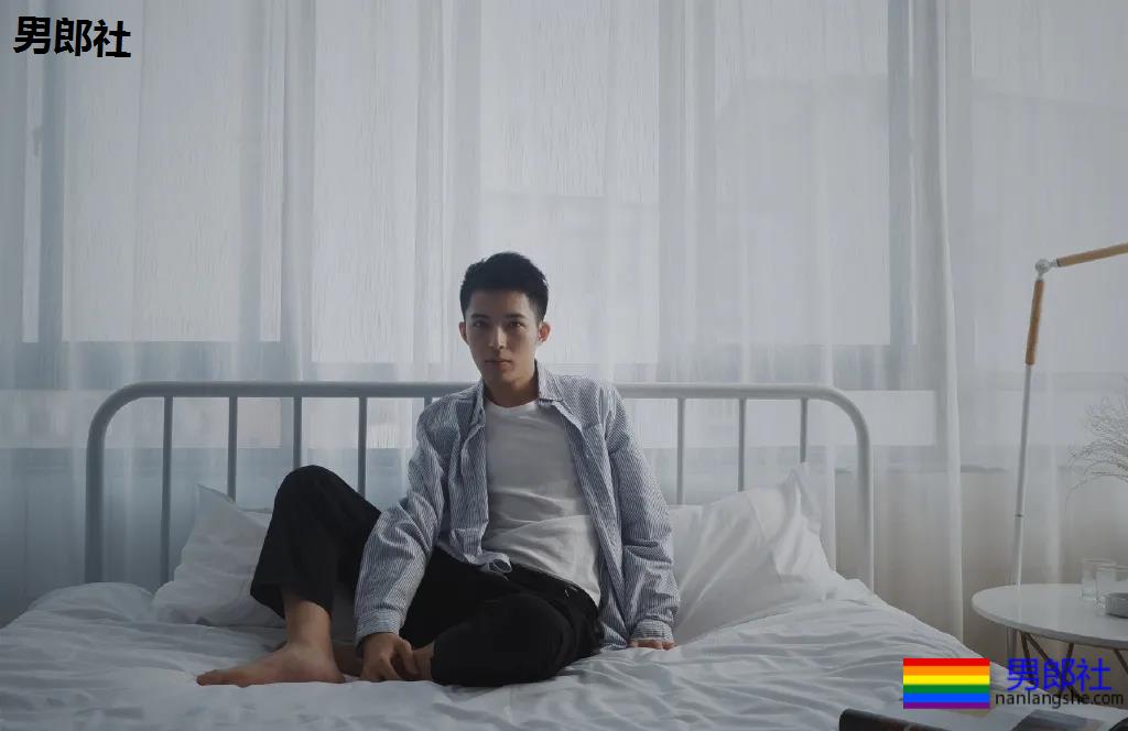 干净帅气的白衬衫男孩，看一眼就想带回家！ - 51虹马