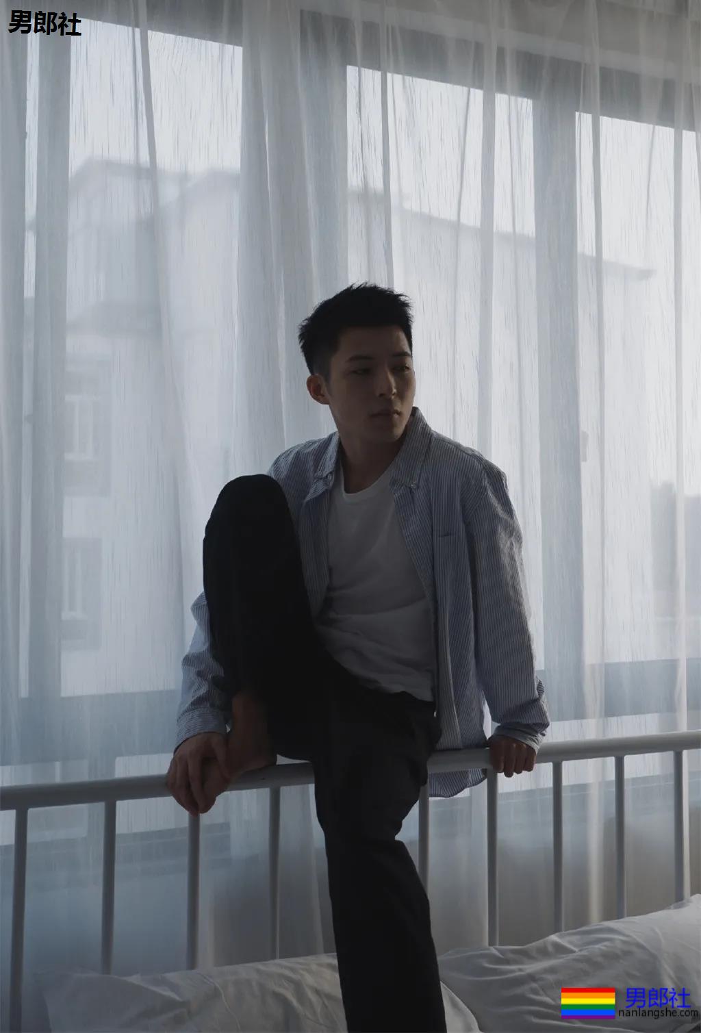 干净帅气的白衬衫男孩，看一眼就想带回家！ - 51虹马