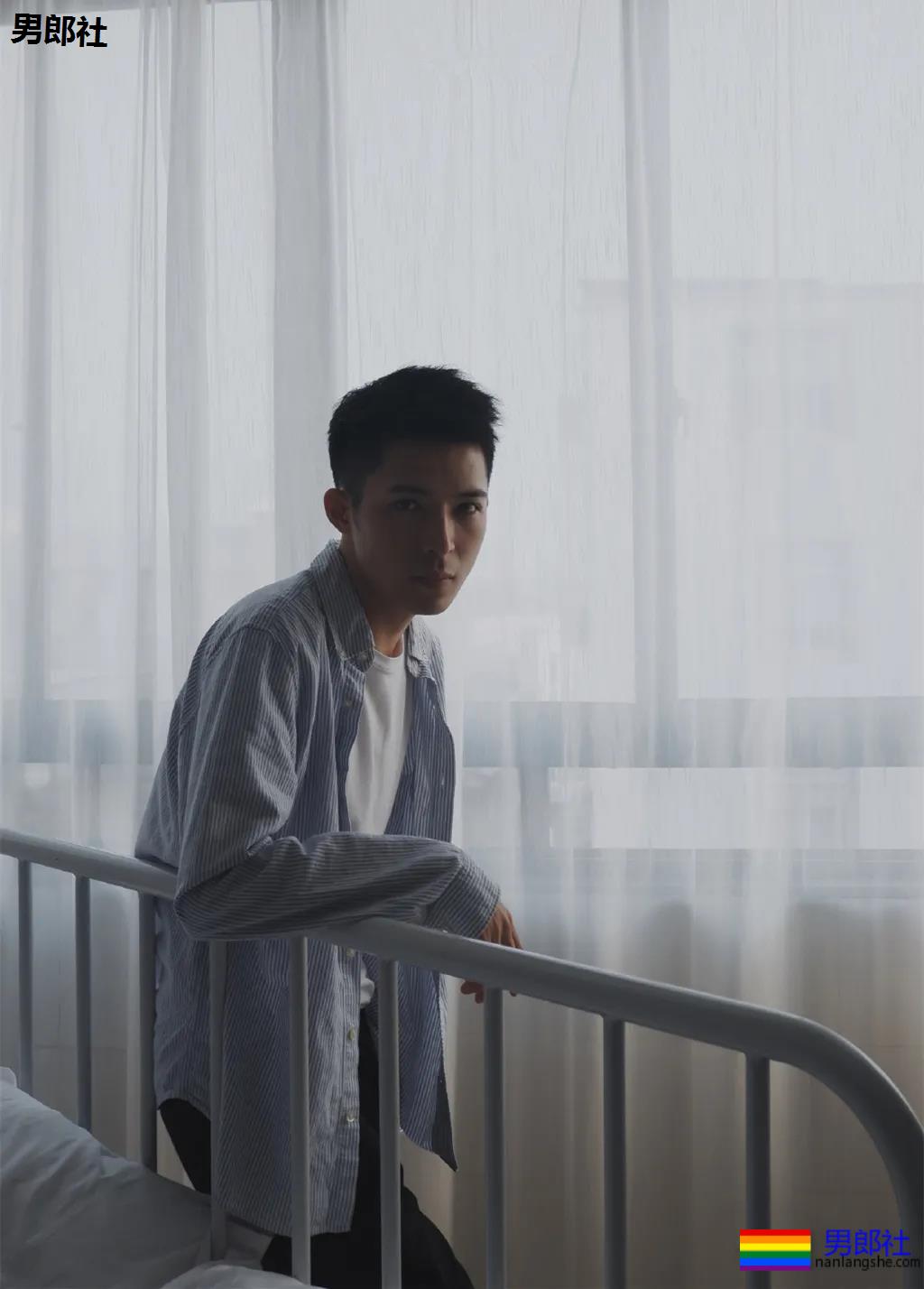 干净帅气的白衬衫男孩，看一眼就想带回家！ - 51虹马