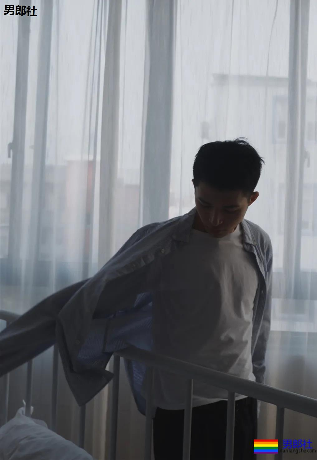 干净帅气的白衬衫男孩，看一眼就想带回家！ - 51虹马