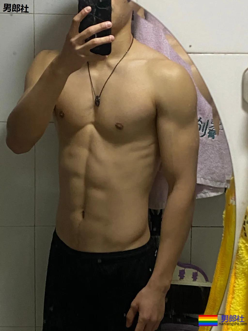 北大学霸足球体育生,肌肉长腿6块腹肌,这体能也太强了! - 51虹马 北大学霸足球体育生,肌肉长腿6块腹肌,这体能也太强了! - 51虹马