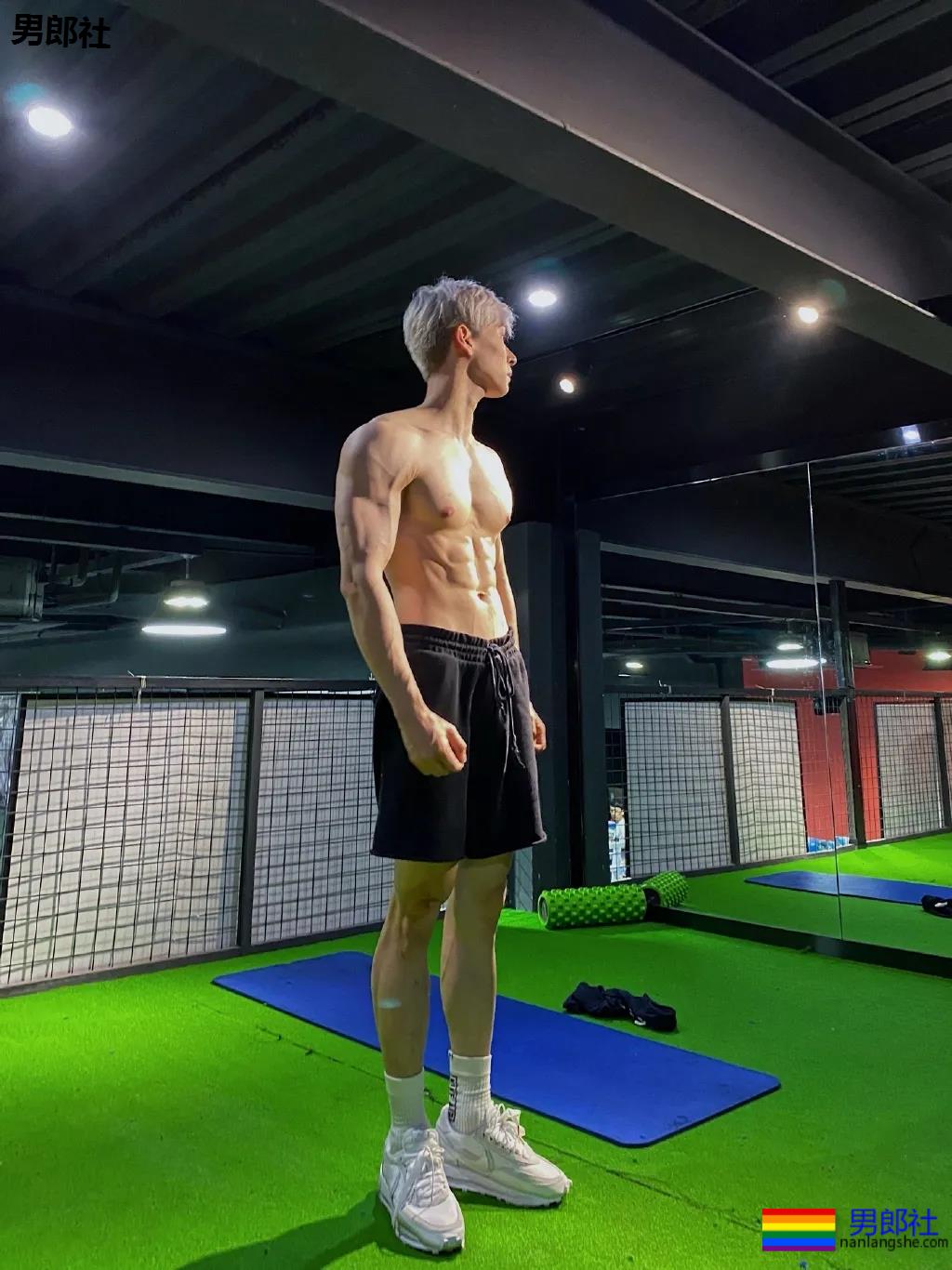 大长腿短裤肌肉小哥，这身材绝了！ - 51虹马