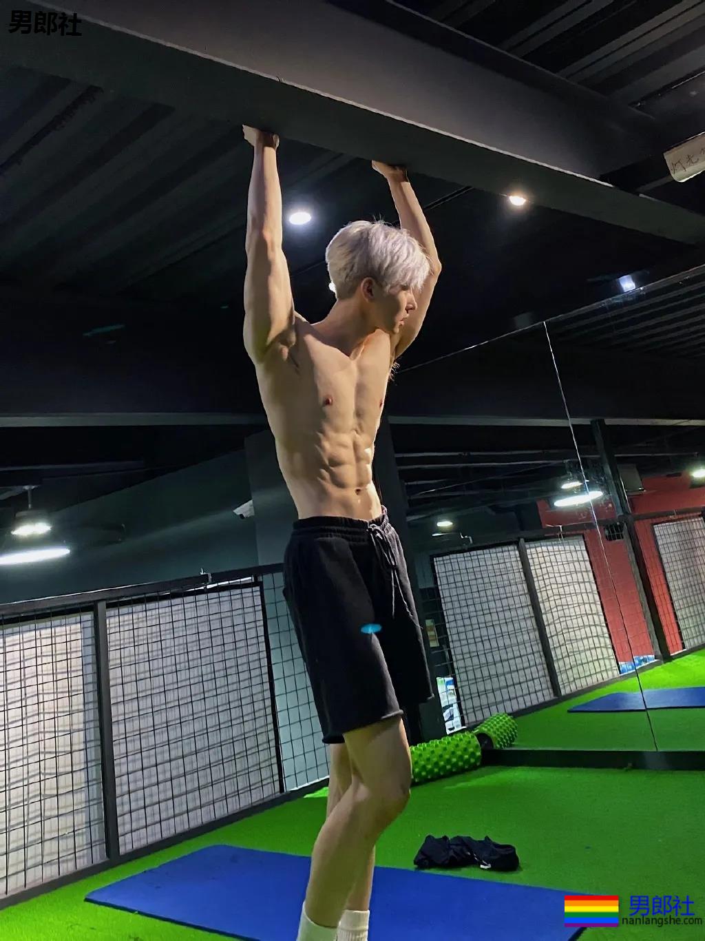 大长腿短裤肌肉小哥，这身材绝了！ - 51虹马