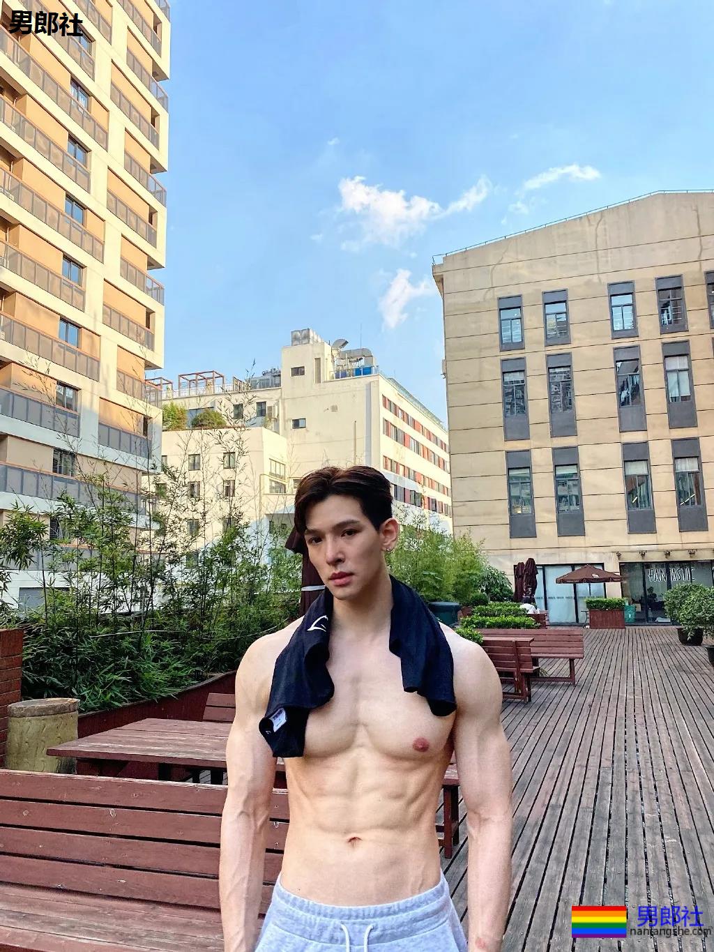 大长腿短裤肌肉小哥，这身材绝了！ - 51虹马