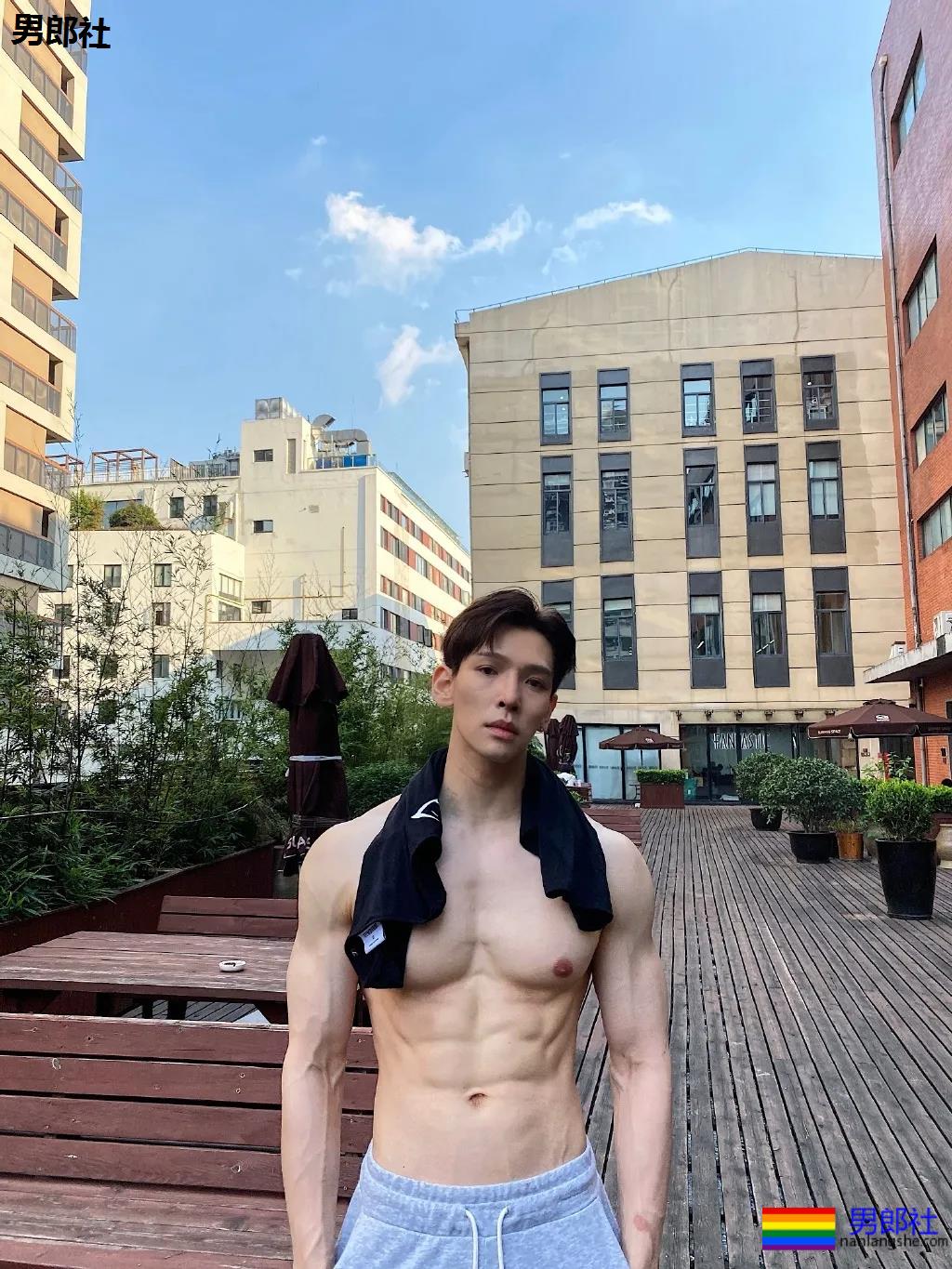 大长腿短裤肌肉小哥，这身材绝了！ - 51虹马