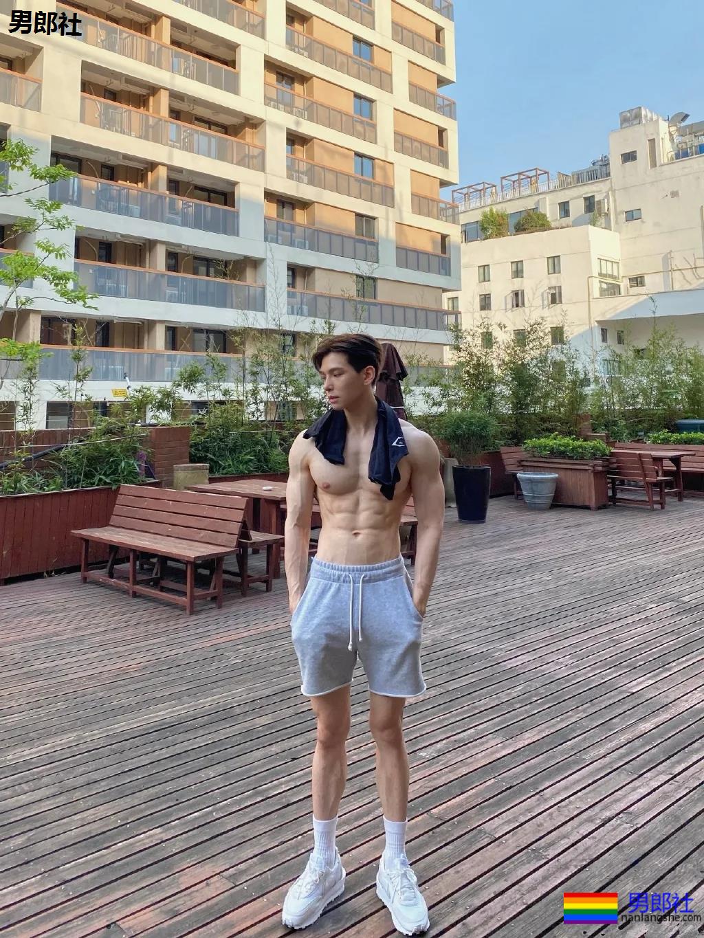 大长腿短裤肌肉小哥，这身材绝了！ - 51虹马