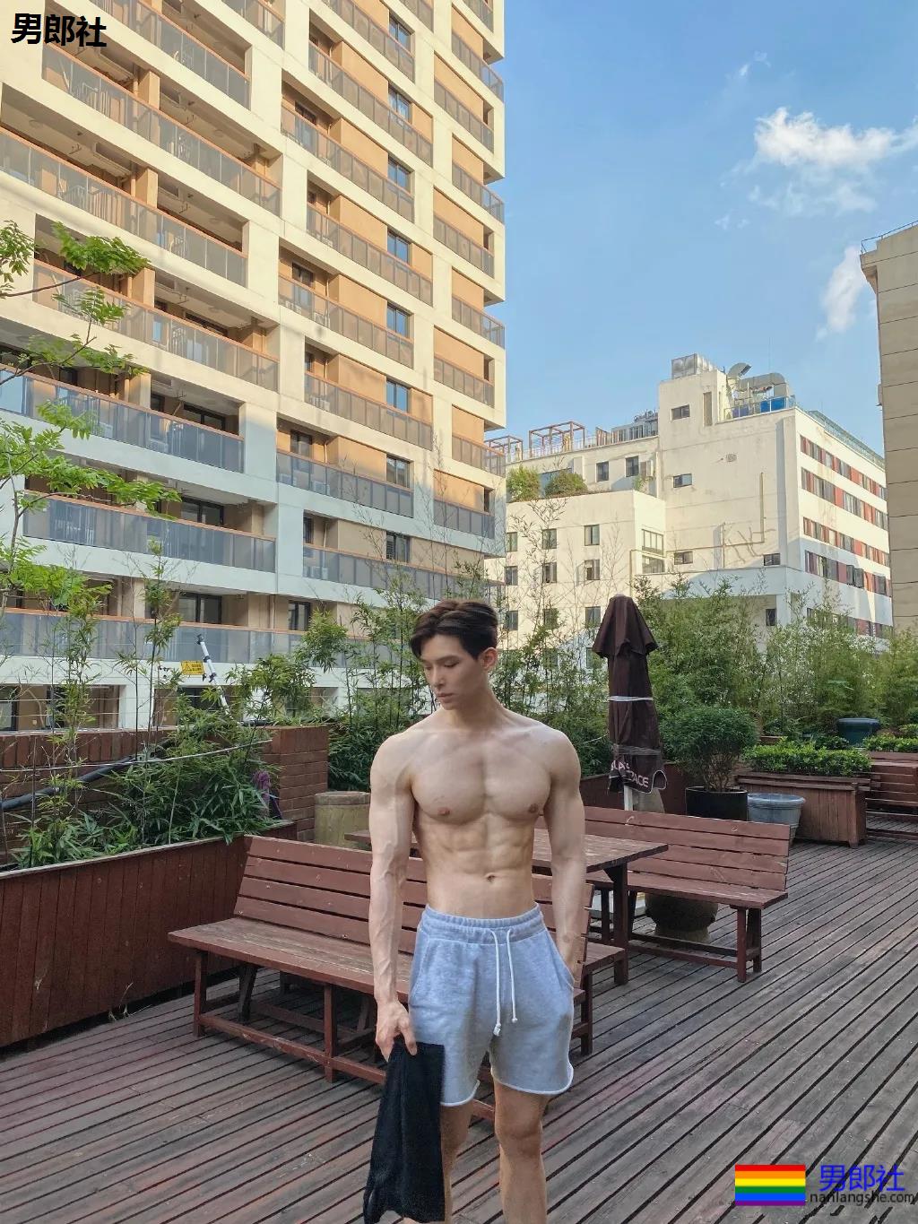 大长腿短裤肌肉小哥，这身材绝了！ - 51虹马