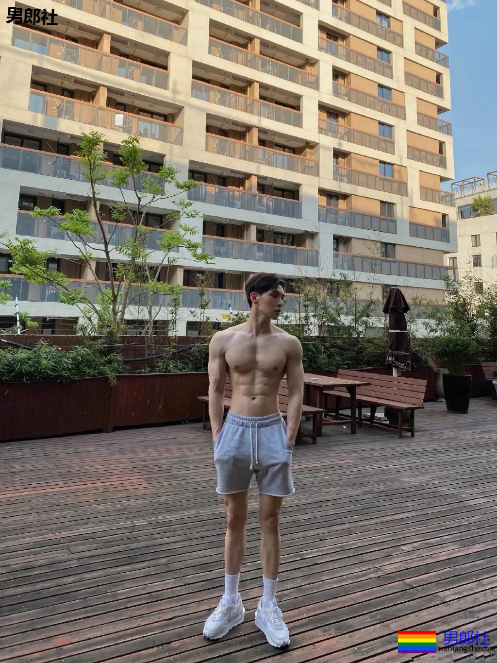 大长腿短裤肌肉小哥，这身材绝了！ - 51虹马