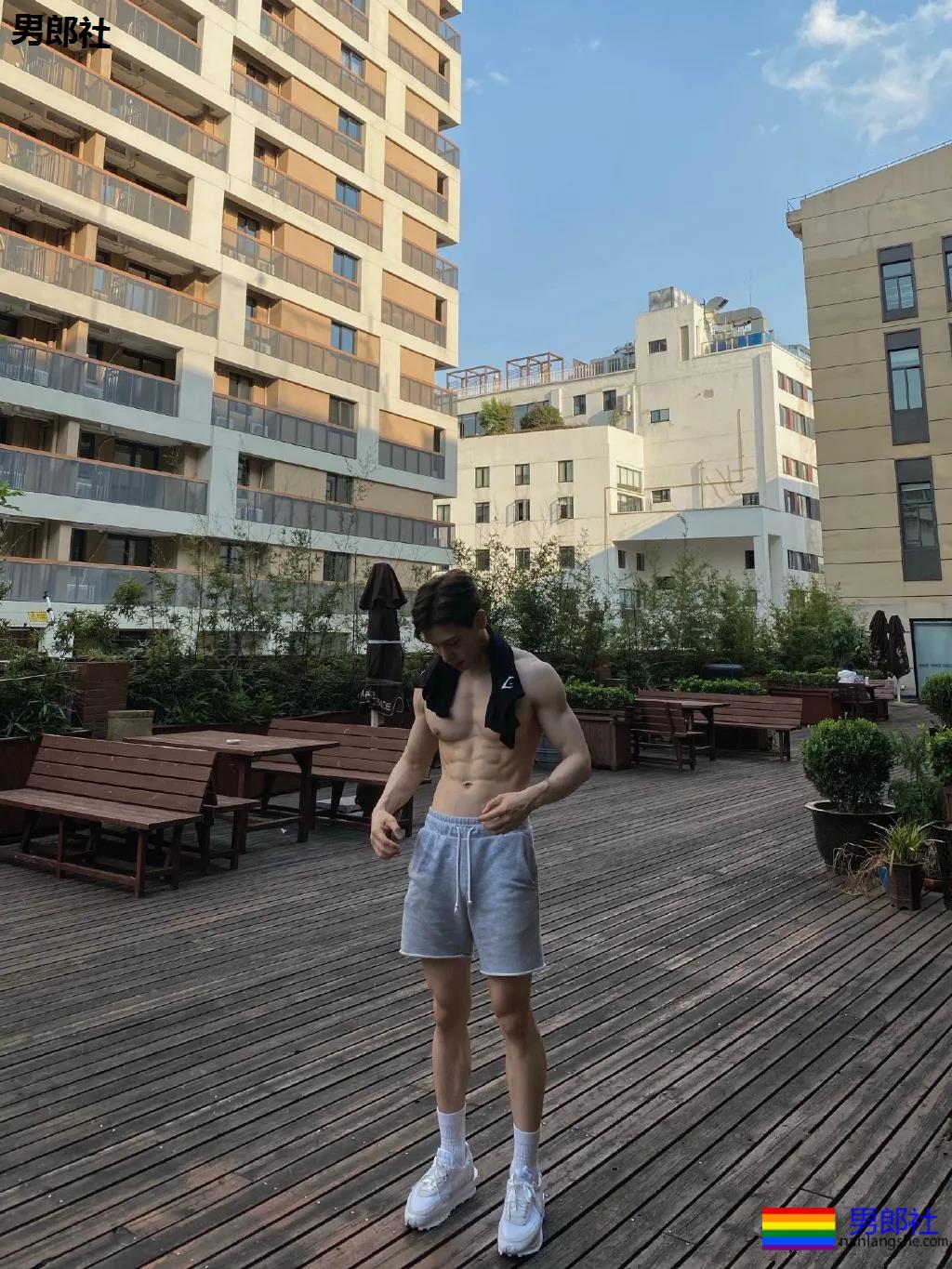 大长腿短裤肌肉小哥，这身材绝了！ - 51虹马