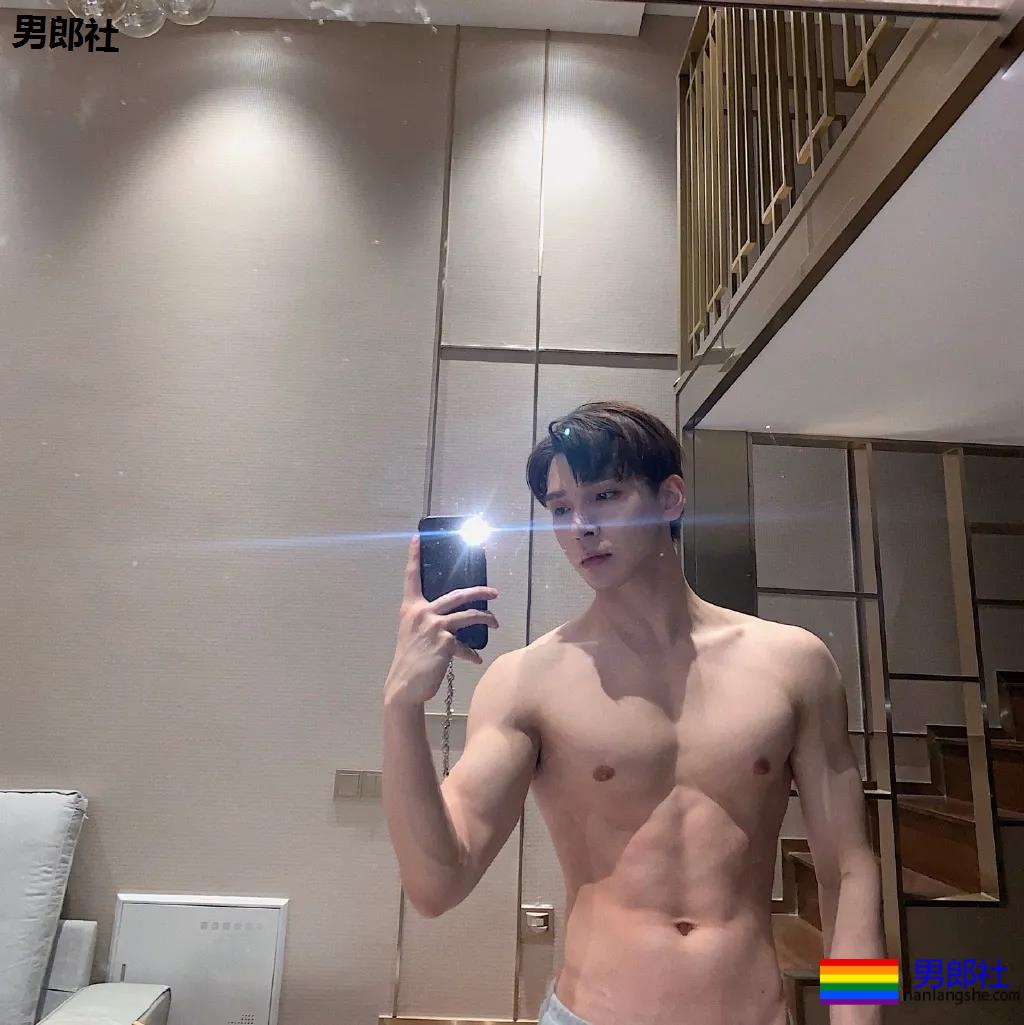 大长腿短裤肌肉小哥，这身材绝了！ - 51虹马