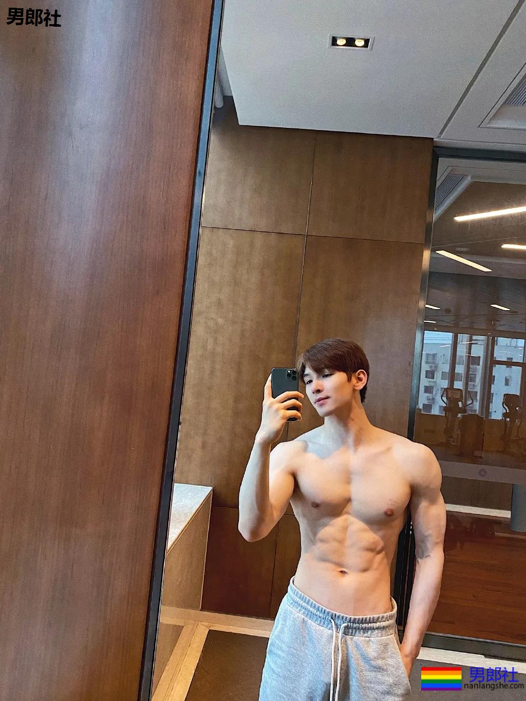 大长腿短裤肌肉小哥，这身材绝了！ - 51虹马