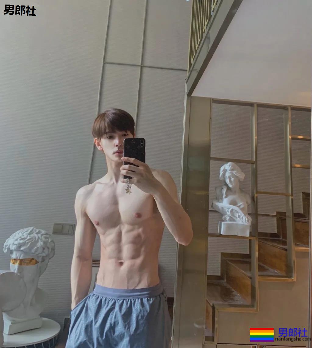 大长腿短裤肌肉小哥，这身材绝了！ - 51虹马