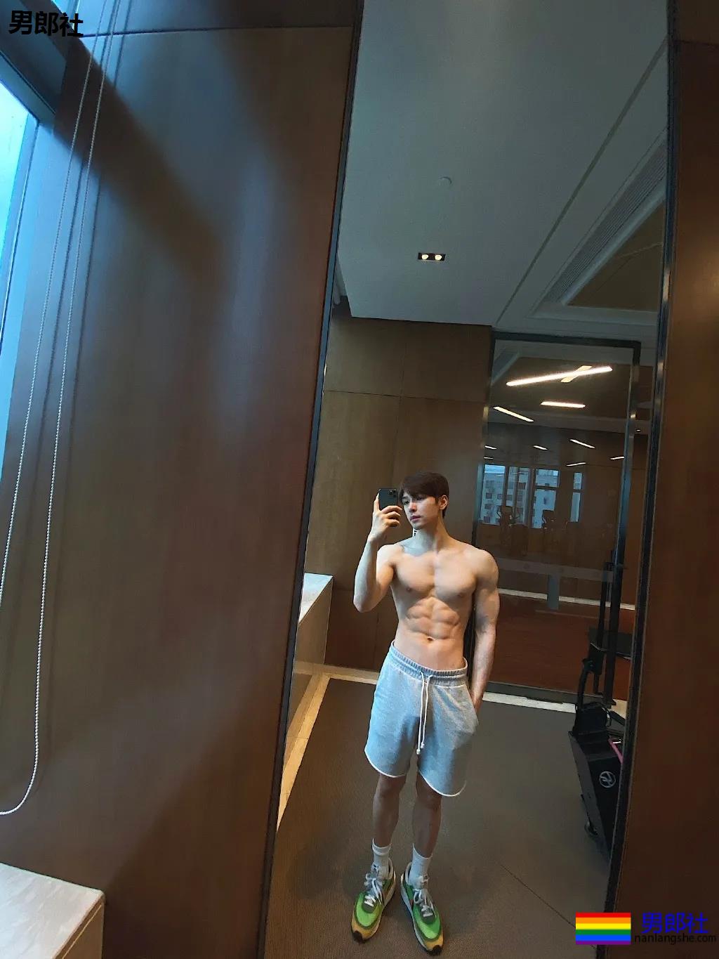 大长腿短裤肌肉小哥，这身材绝了！ - 51虹马