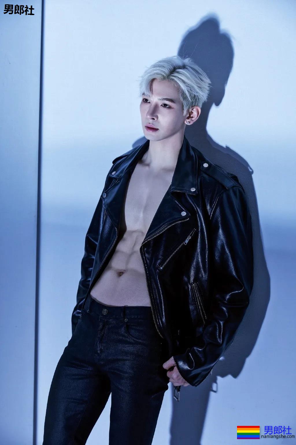 大长腿短裤肌肉小哥，这身材绝了！ - 51虹马