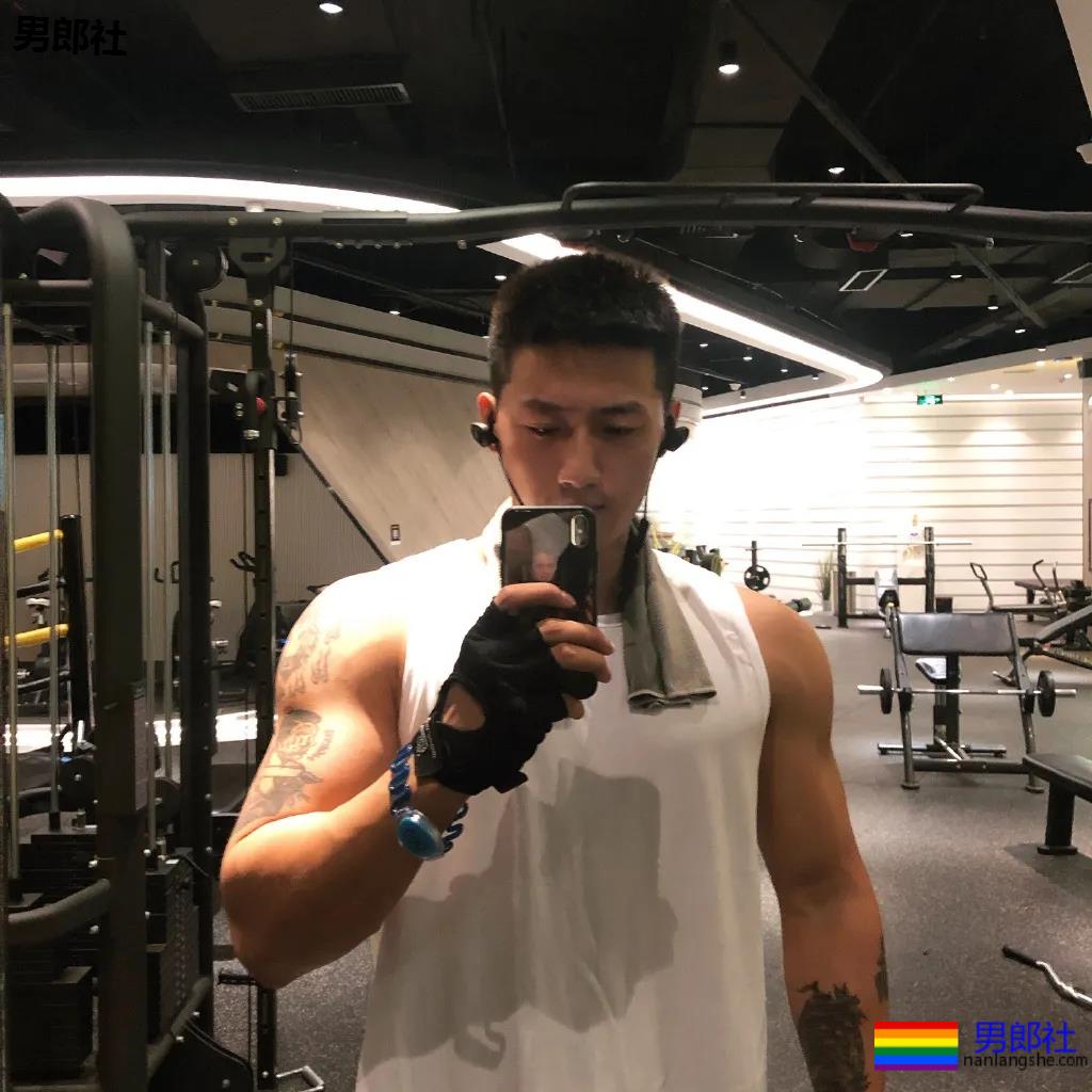 大鼻子直男脸筋肉体育生 - 51虹马