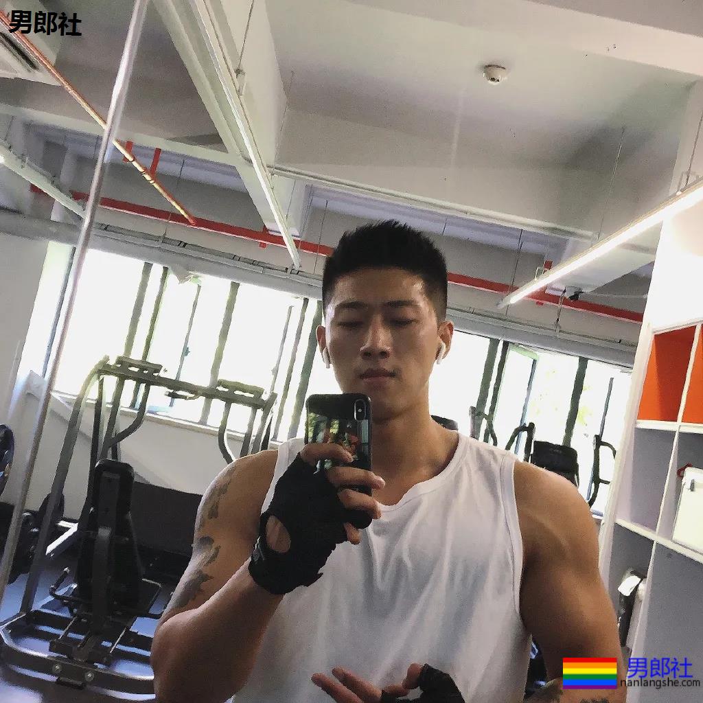 大鼻子直男脸筋肉体育生 - 51虹马