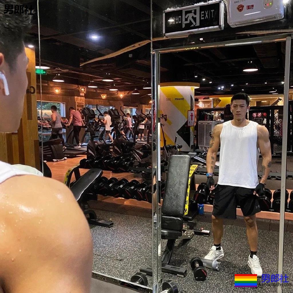 大鼻子直男脸筋肉体育生 - 51虹马