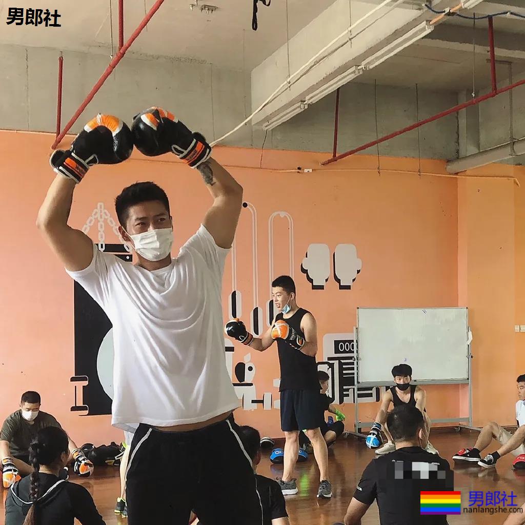 大鼻子直男脸筋肉体育生 - 51虹马