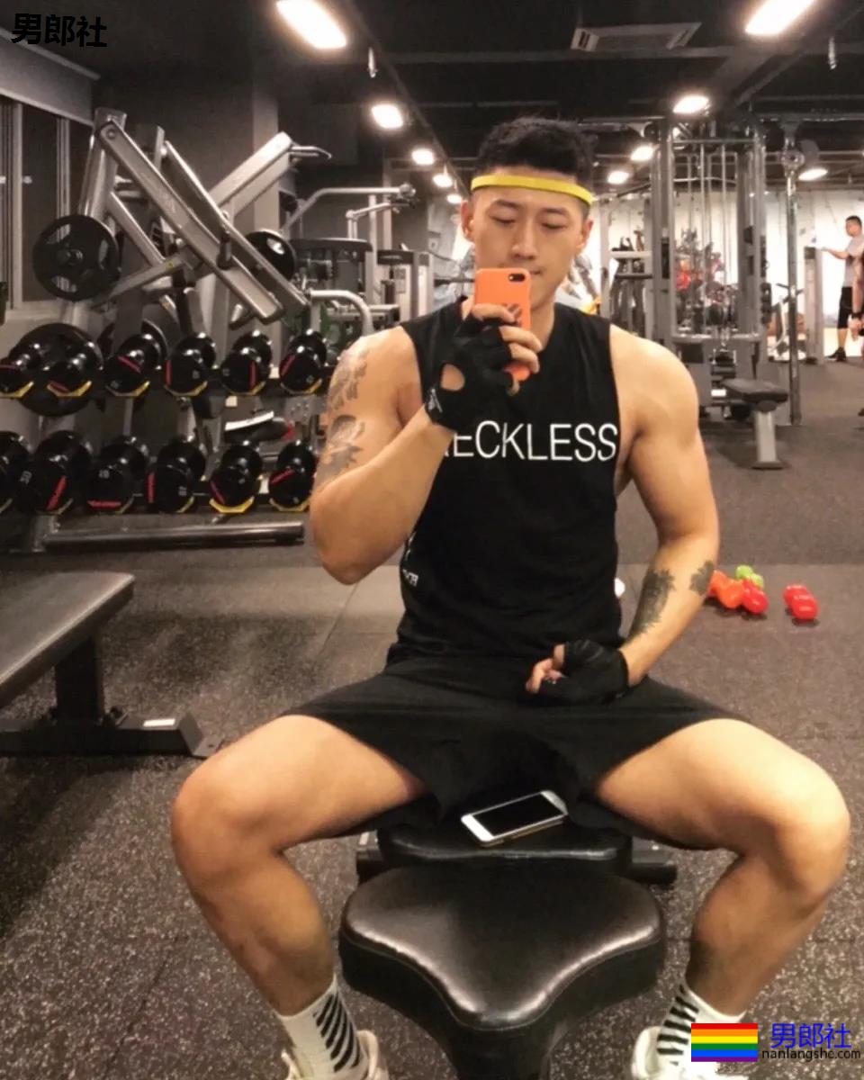 大鼻子直男脸筋肉体育生 - 51虹马