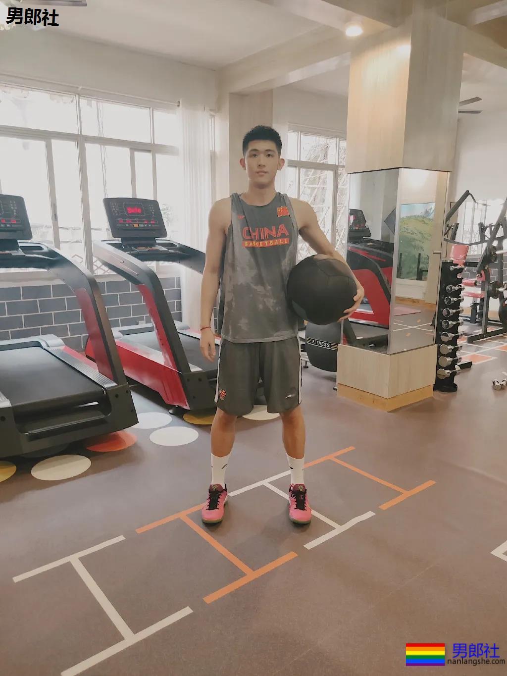 大长腿篮球小哥，还是退役兵哥哥！ - 51虹马