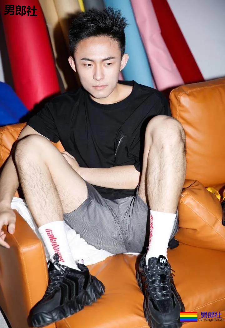 SHARE丨男生的腿毛该脱么？ - 51虹马