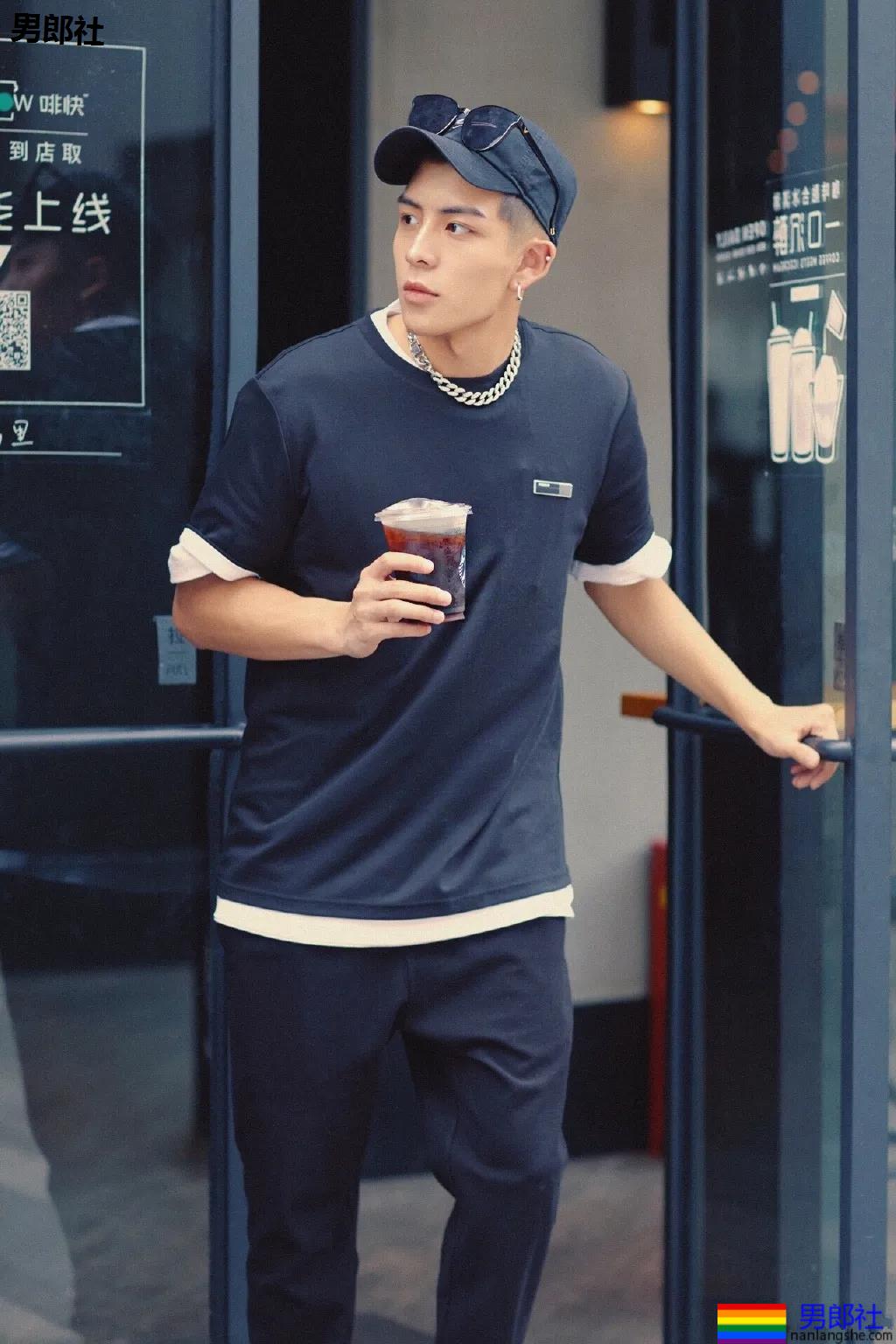 阿娇受伤前曾重金打赏小鲜肉主播!又奶又狼的肌肉小狼狗,太帅了吧! - 51虹马 阿娇受伤前曾重金打赏小鲜肉主播!又奶又狼的肌肉小狼狗,太帅了吧! - 51虹马