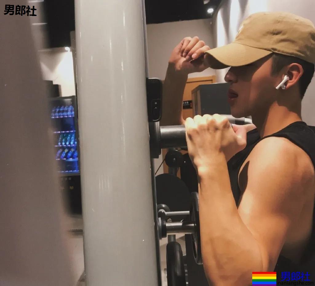 阿娇受伤前曾重金打赏小鲜肉主播!又奶又狼的肌肉小狼狗,太帅了吧! - 51虹马 阿娇受伤前曾重金打赏小鲜肉主播!又奶又狼的肌肉小狼狗,太帅了吧! - 51虹马