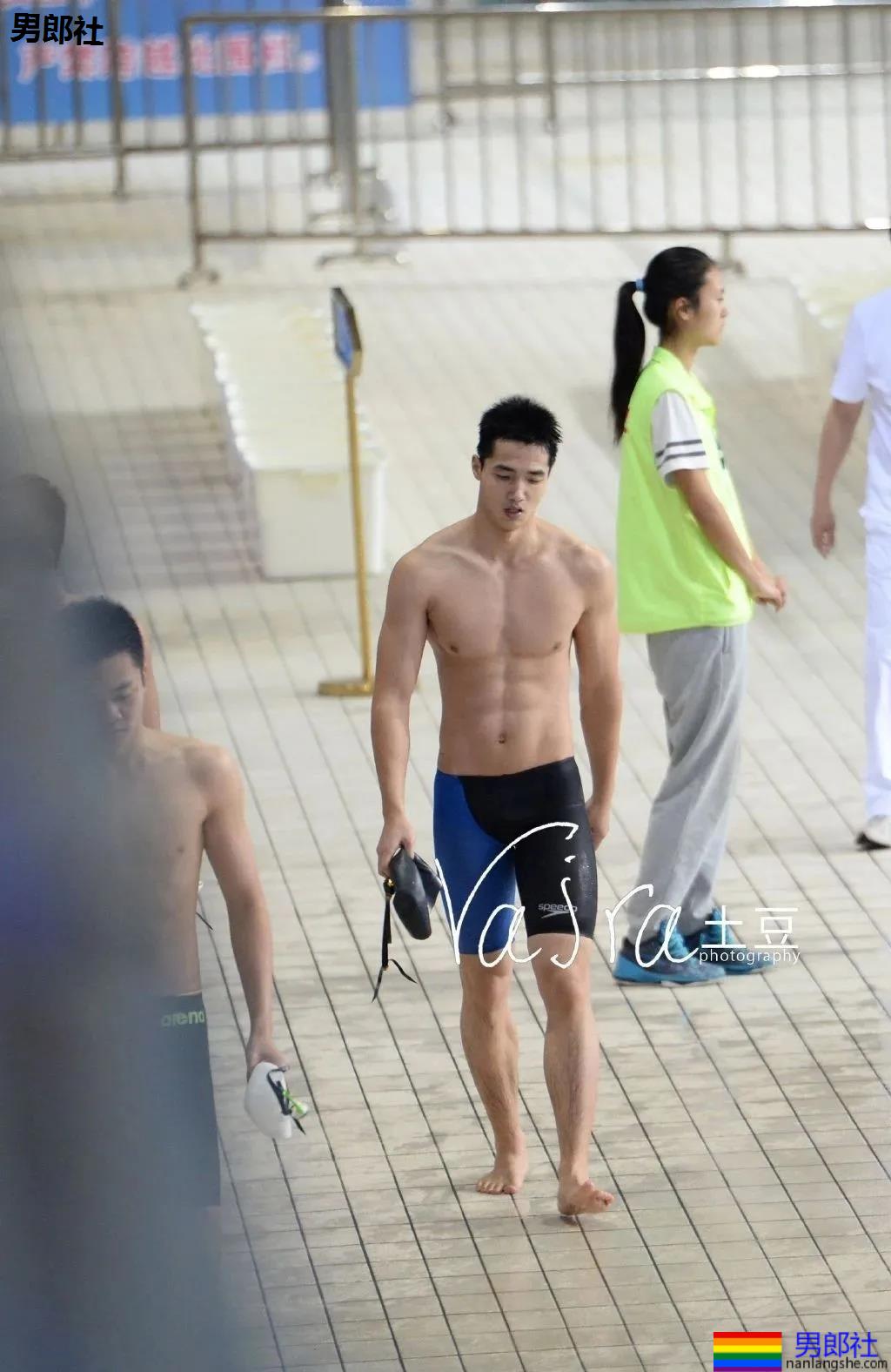 游泳体育生训练，集美们都不淡定了？-51虹马