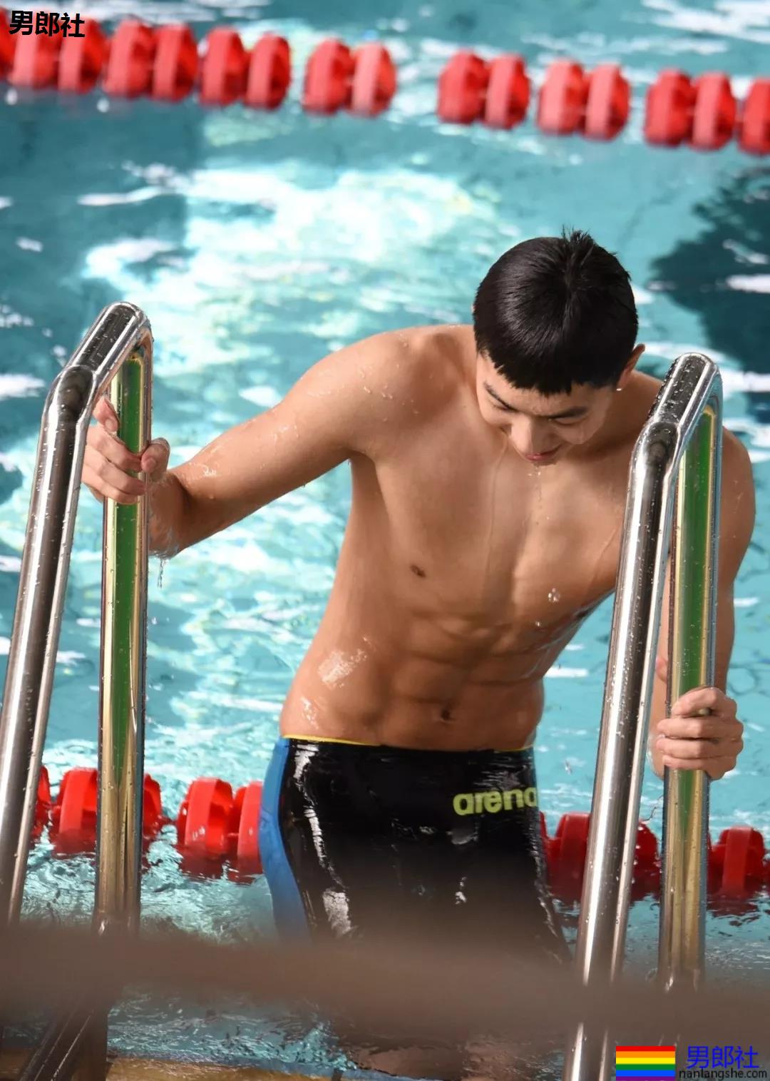 游泳体育生训练，集美们都不淡定了？ - 51虹马