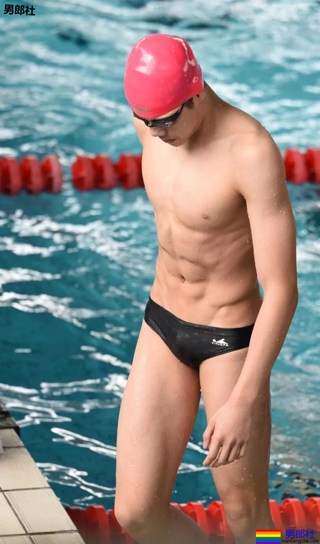 游泳体育生训练，集美们都不淡定了？ - 51虹马