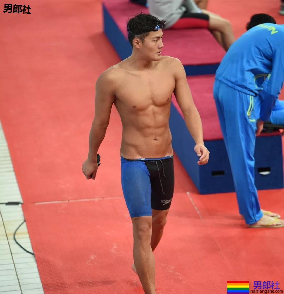 游泳体育生训练，集美们都不淡定了？ - 51虹马