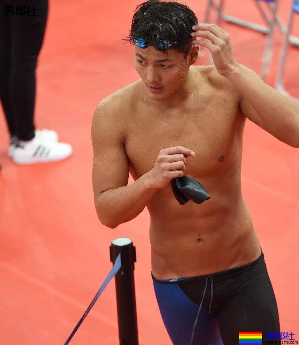 游泳体育生训练，集美们都不淡定了？ - 51虹马