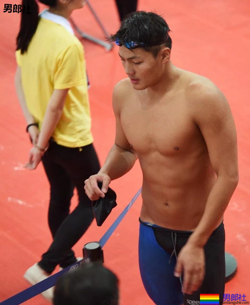 游泳体育生训练，集美们都不淡定了？ - 51虹马