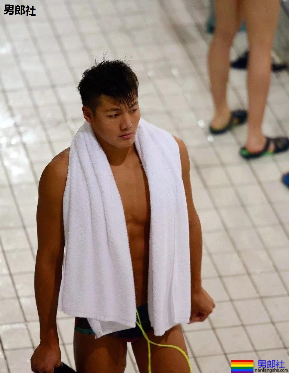 游泳体育生训练，集美们都不淡定了？ - 51虹马