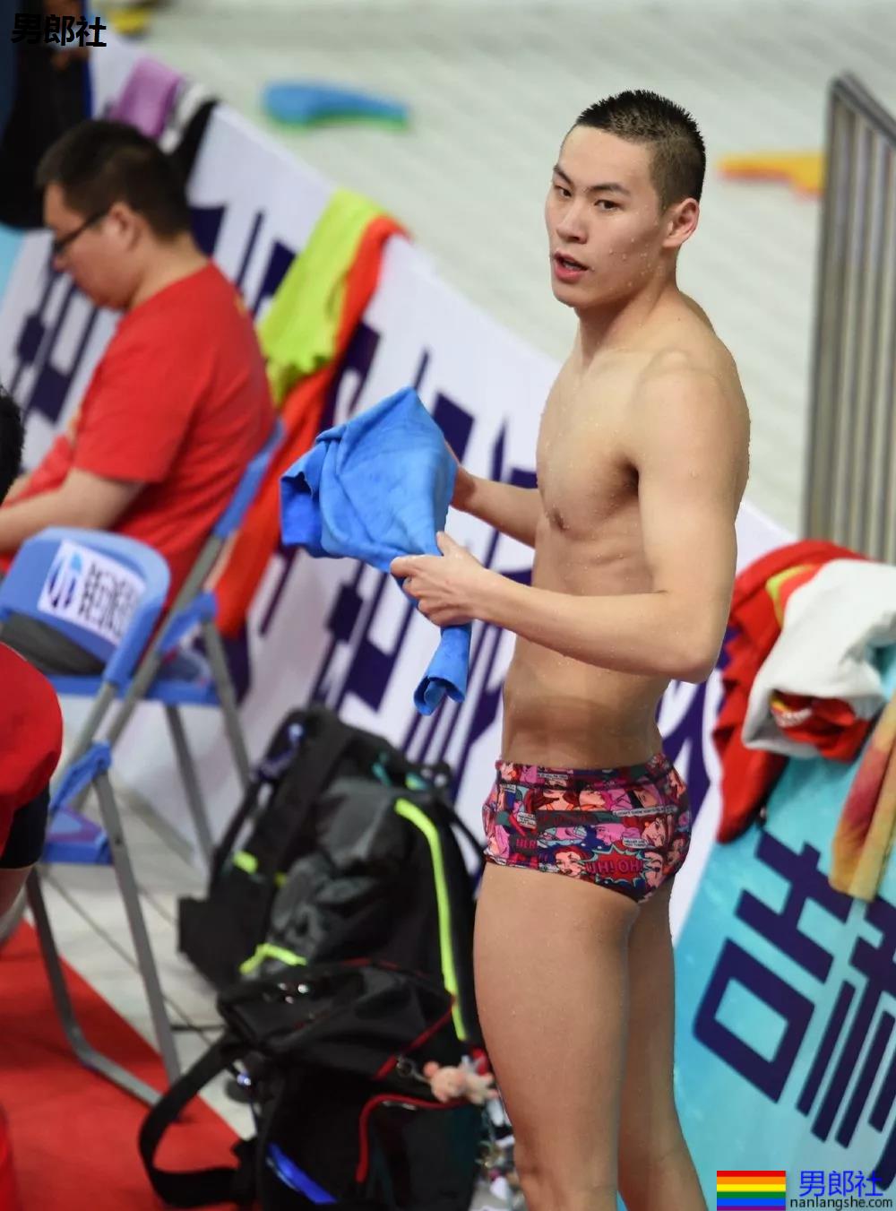 游泳体育生训练，集美们都不淡定了？ - 51虹马