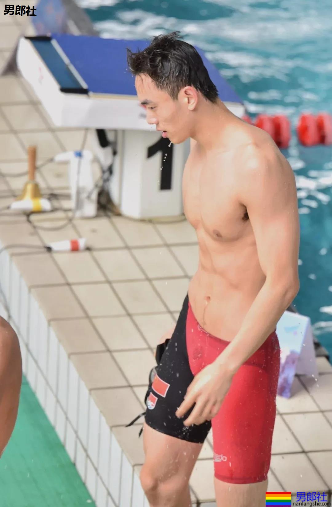 游泳体育生训练，集美们都不淡定了？ - 51虹马