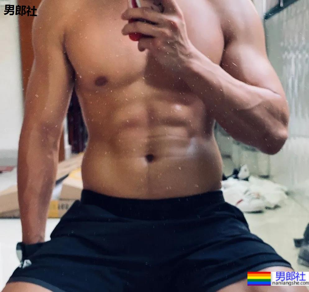 寸头肌肉特警小哥火了，这硬核写真治好了网友的性冷淡！ - 51虹马