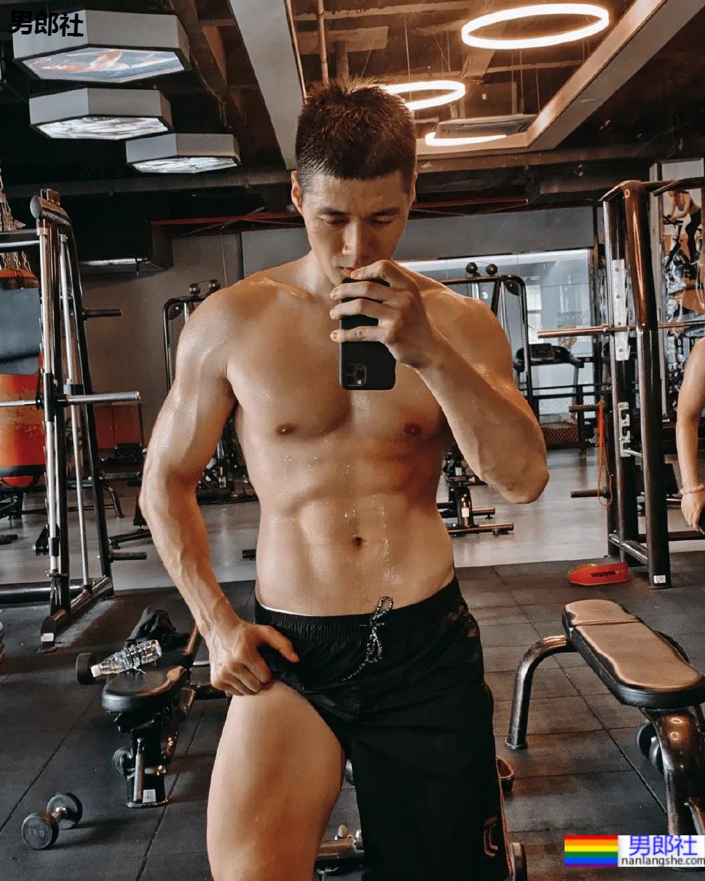 寸头肌肉特警小哥火了，这硬核写真治好了网友的性冷淡！ - 51虹马