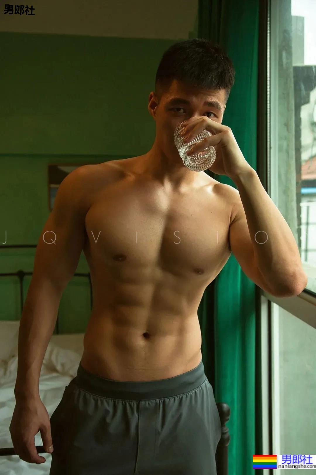 寸头肌肉特警小哥火了，这硬核写真治好了网友的性冷淡！ - 51虹马