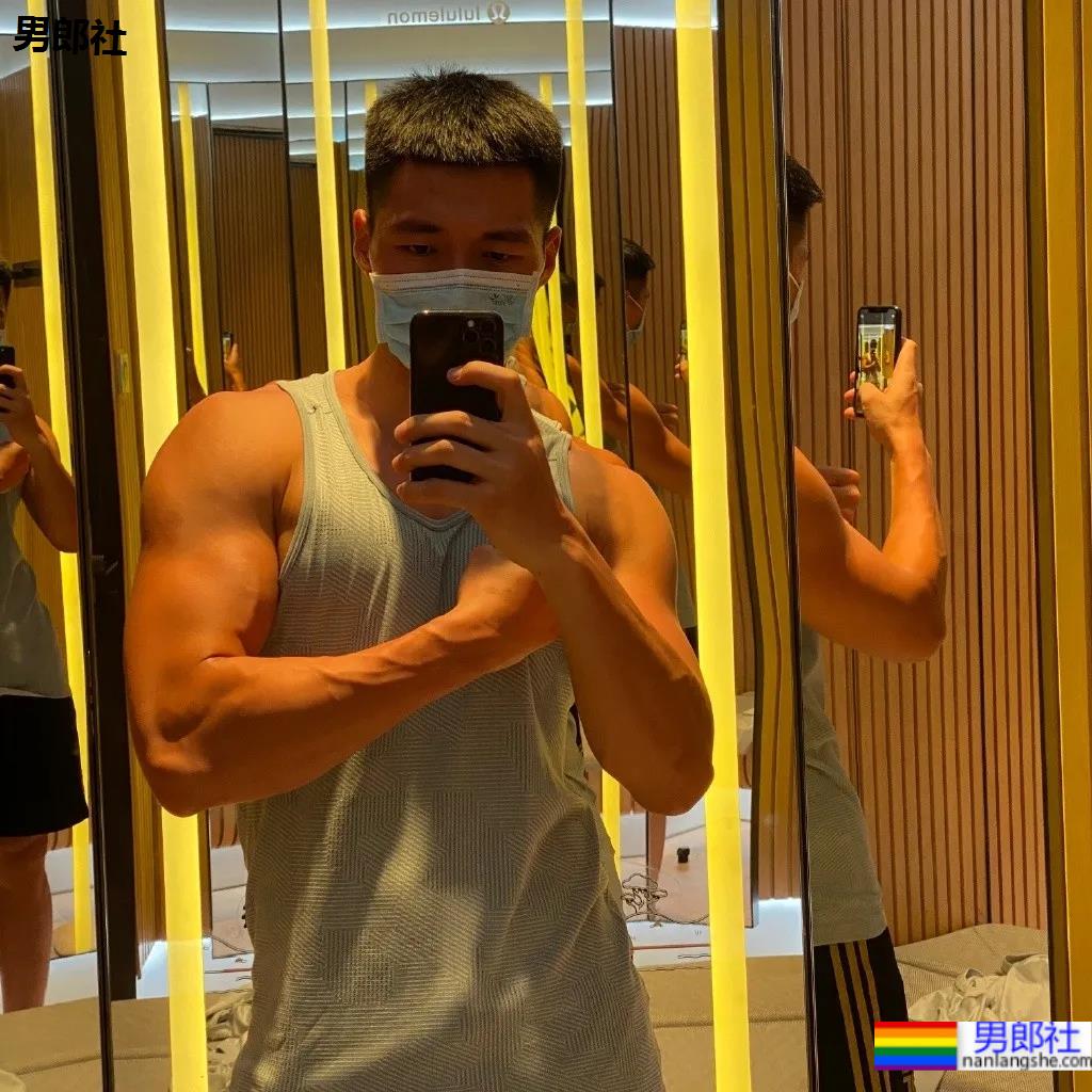 寸头肌肉特警小哥火了，这硬核写真治好了网友的性冷淡！ - 51虹马