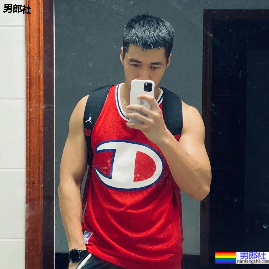 寸头肌肉特警小哥火了，这硬核写真治好了网友的性冷淡！ - 51虹马