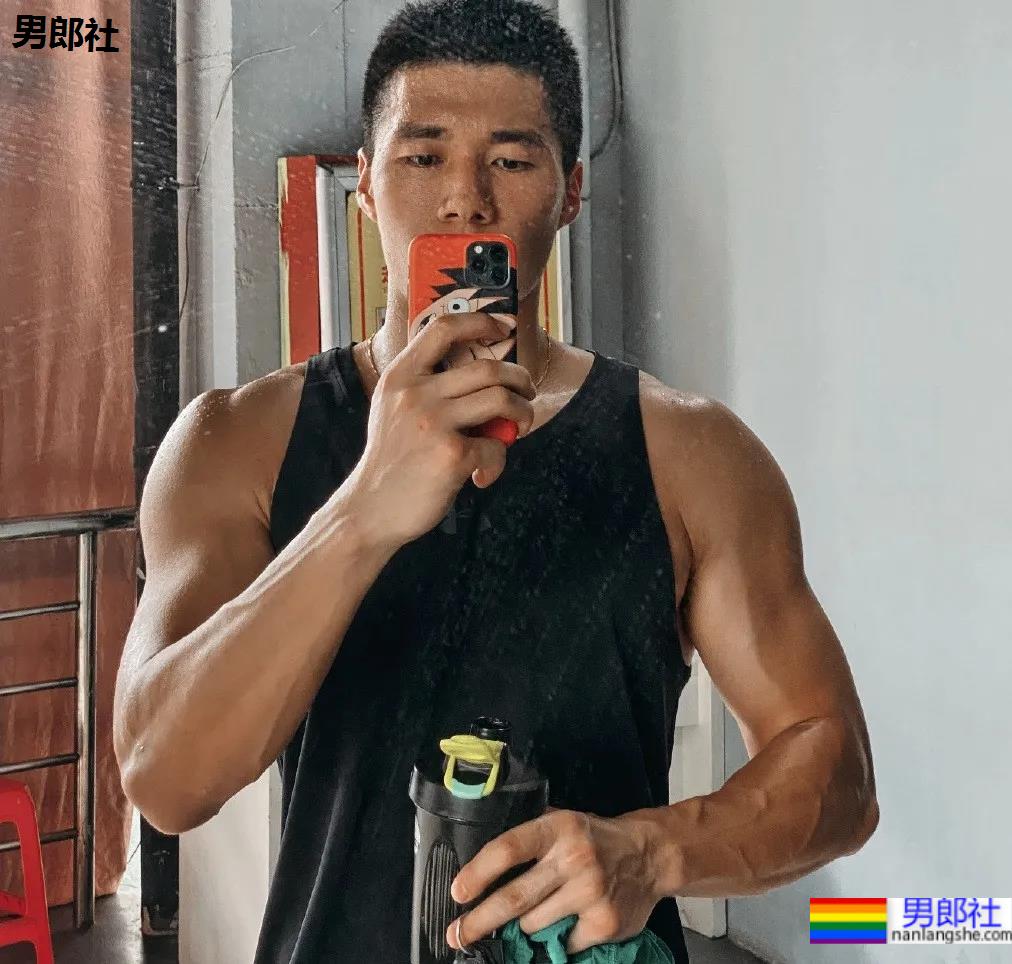 寸头肌肉特警小哥火了，这硬核写真治好了网友的性冷淡！ - 51虹马