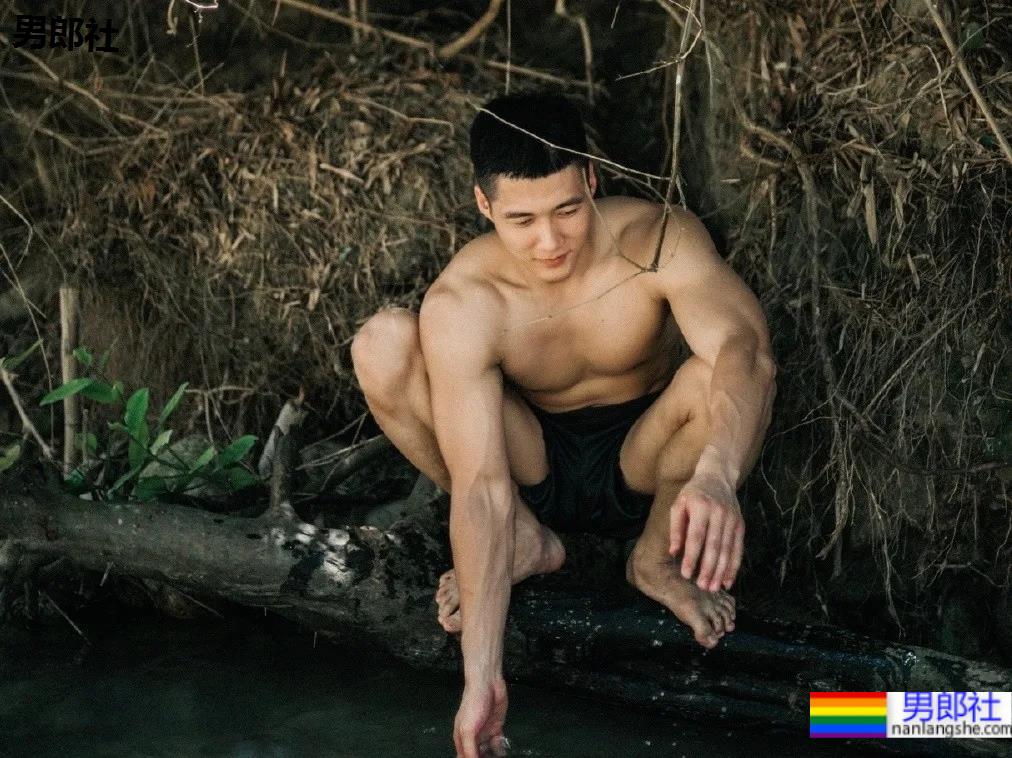 寸头肌肉特警小哥火了，这硬核写真治好了网友的性冷淡！ - 51虹马