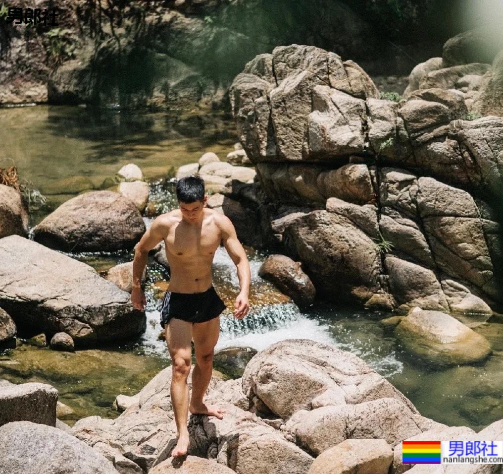 寸头肌肉特警小哥火了，这硬核写真治好了网友的性冷淡！ - 51虹马