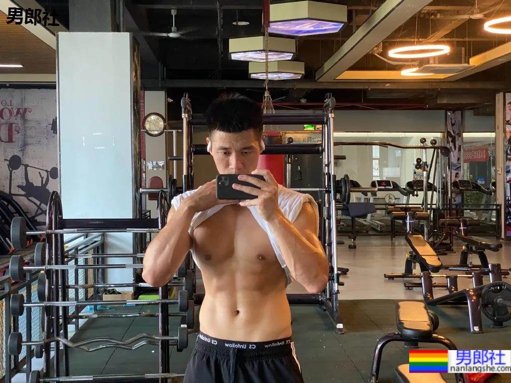 寸头肌肉特警小哥火了，这硬核写真治好了网友的性冷淡！ - 51虹马