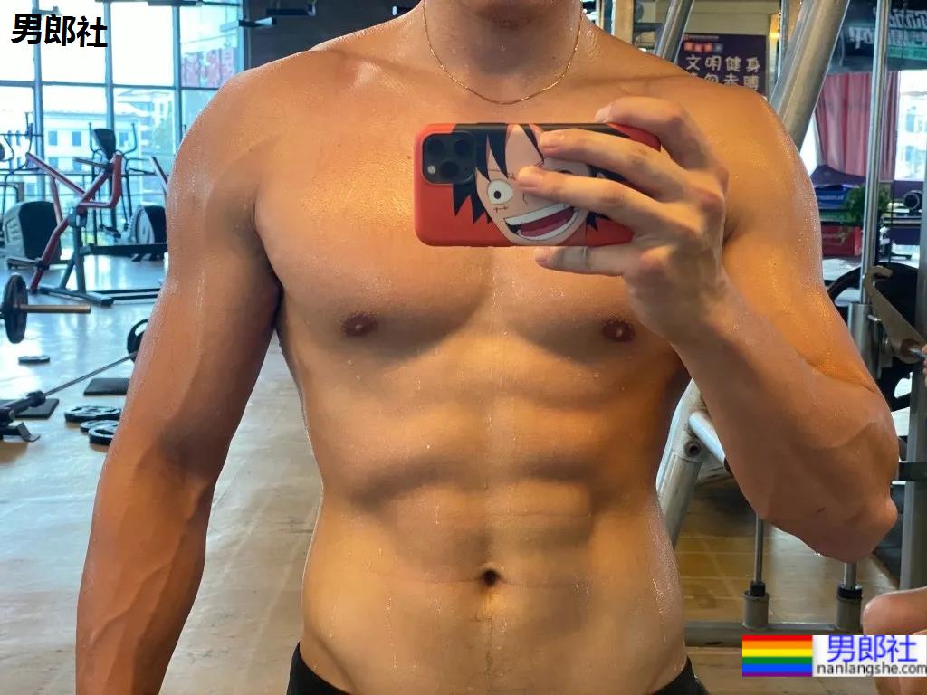 寸头肌肉特警小哥火了，这硬核写真治好了网友的性冷淡！ - 51虹马