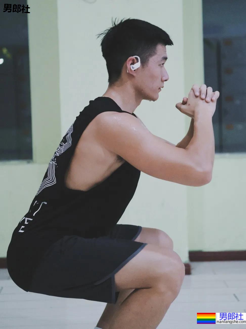 寸头肌肉特警小哥火了，这硬核写真治好了网友的性冷淡！ - 51虹马