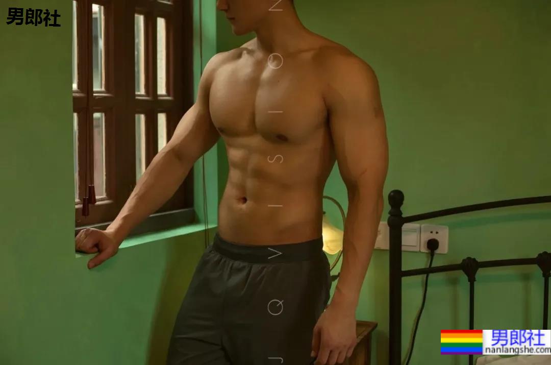 寸头肌肉特警小哥火了，这硬核写真治好了网友的性冷淡！ - 51虹马