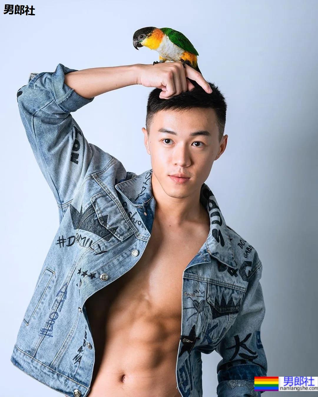 养鸟男生拍肌肉运动写真，这身材也太可了！ - 51虹马